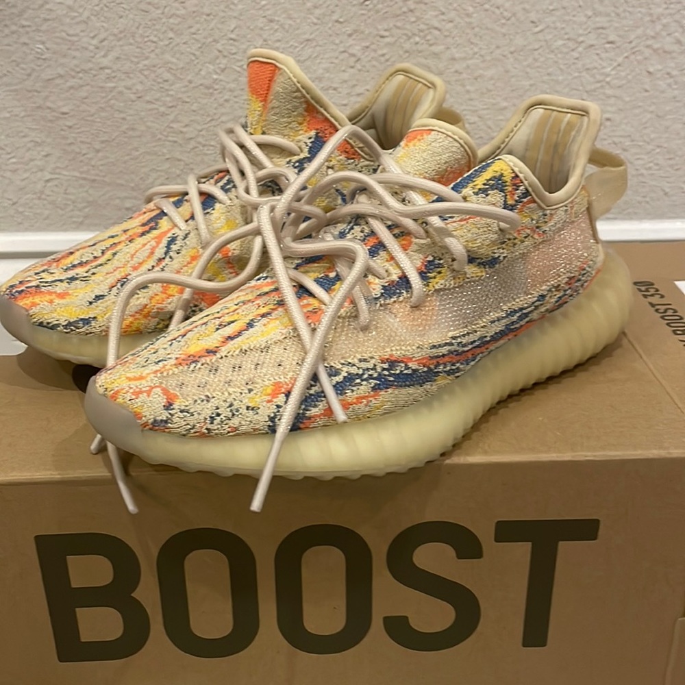 Yeezy boost “mix oat” color. Size 5 (men)= size 6.5( women).